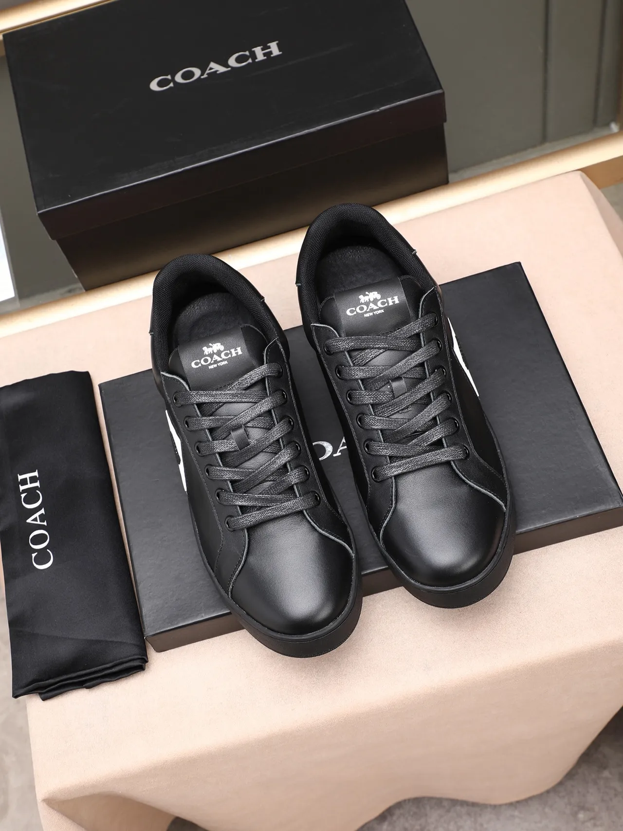 Coach C-Signature Tênis estilo de vida de couro preto com logo de escudo 3
