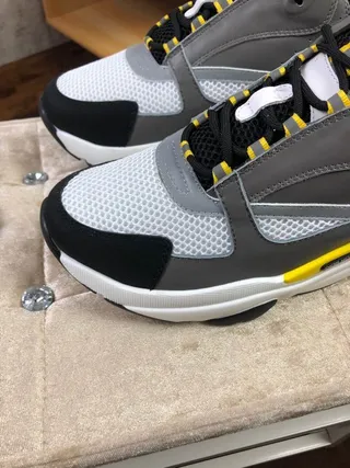 Christian Dior Zapatillas Chunky Gris con Suela Amarilla de Malla y Recubrimiento Sintético 2