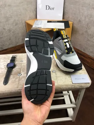 Christian Dior Zapatillas Chunky Gris con Suela Amarilla de Malla y Recubrimiento Sintético 4