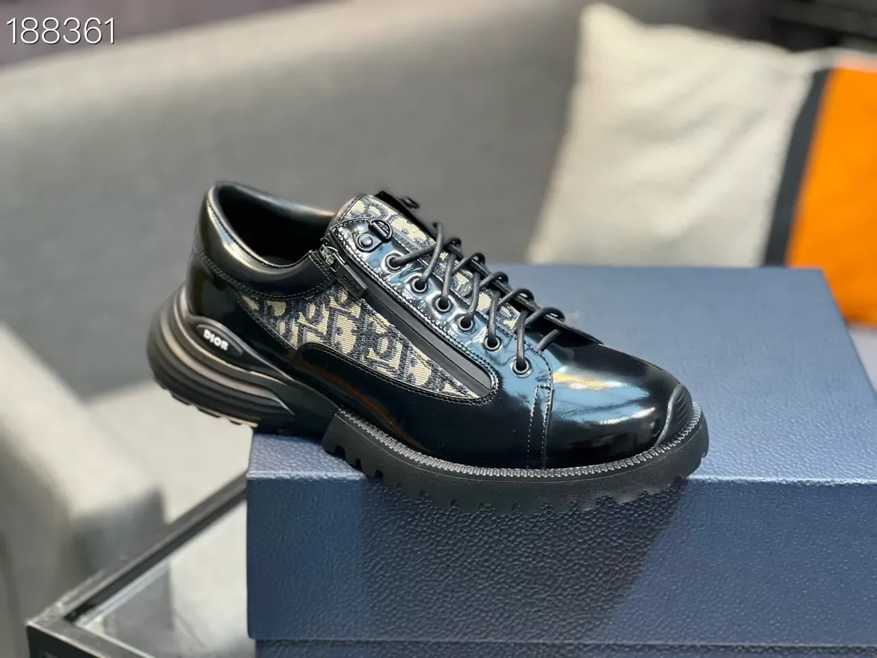 Dior Cuir verni noir beige capuchon d'orteil panneau monogramme oblique sneakers lifestyle 4