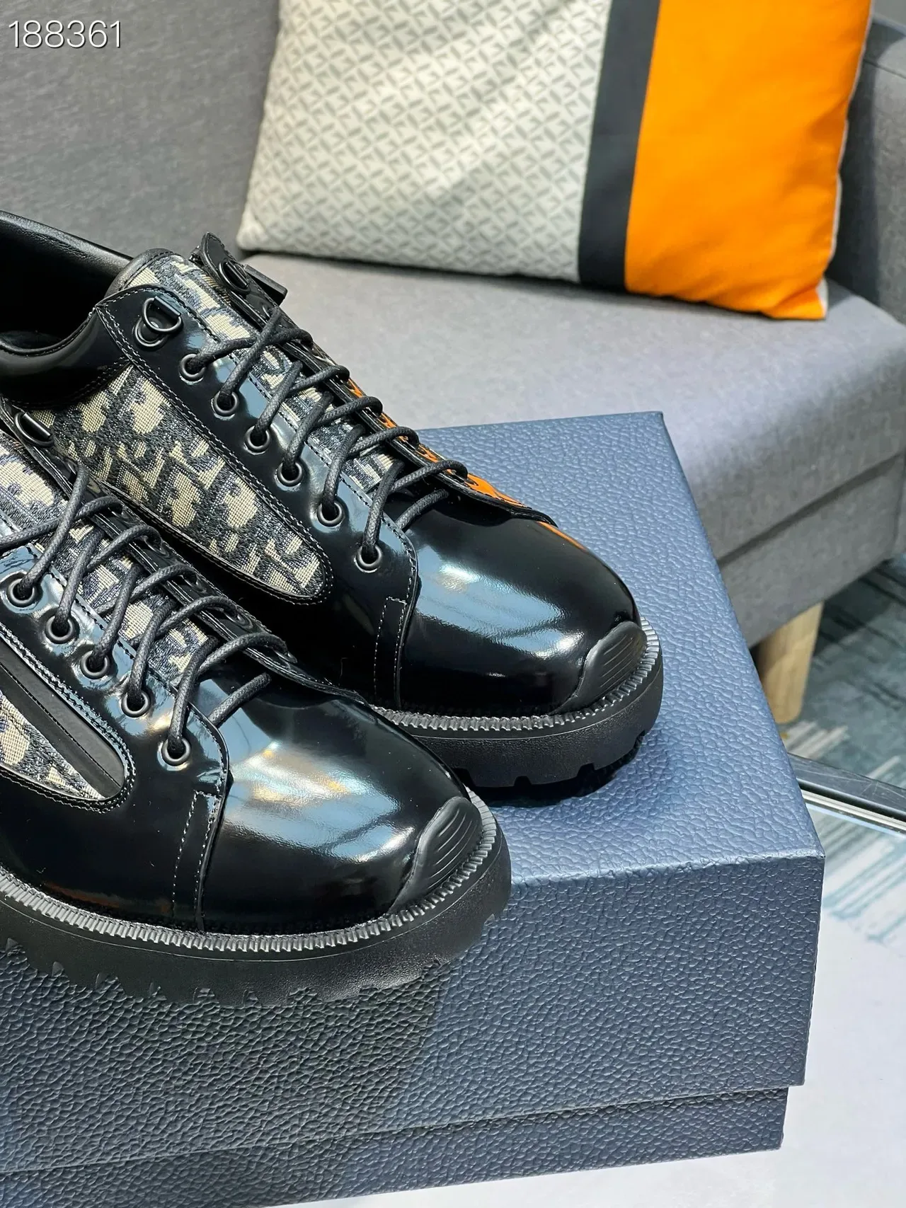Dior Cuir verni noir beige capuchon d'orteil panneau monogramme oblique sneakers lifestyle 5