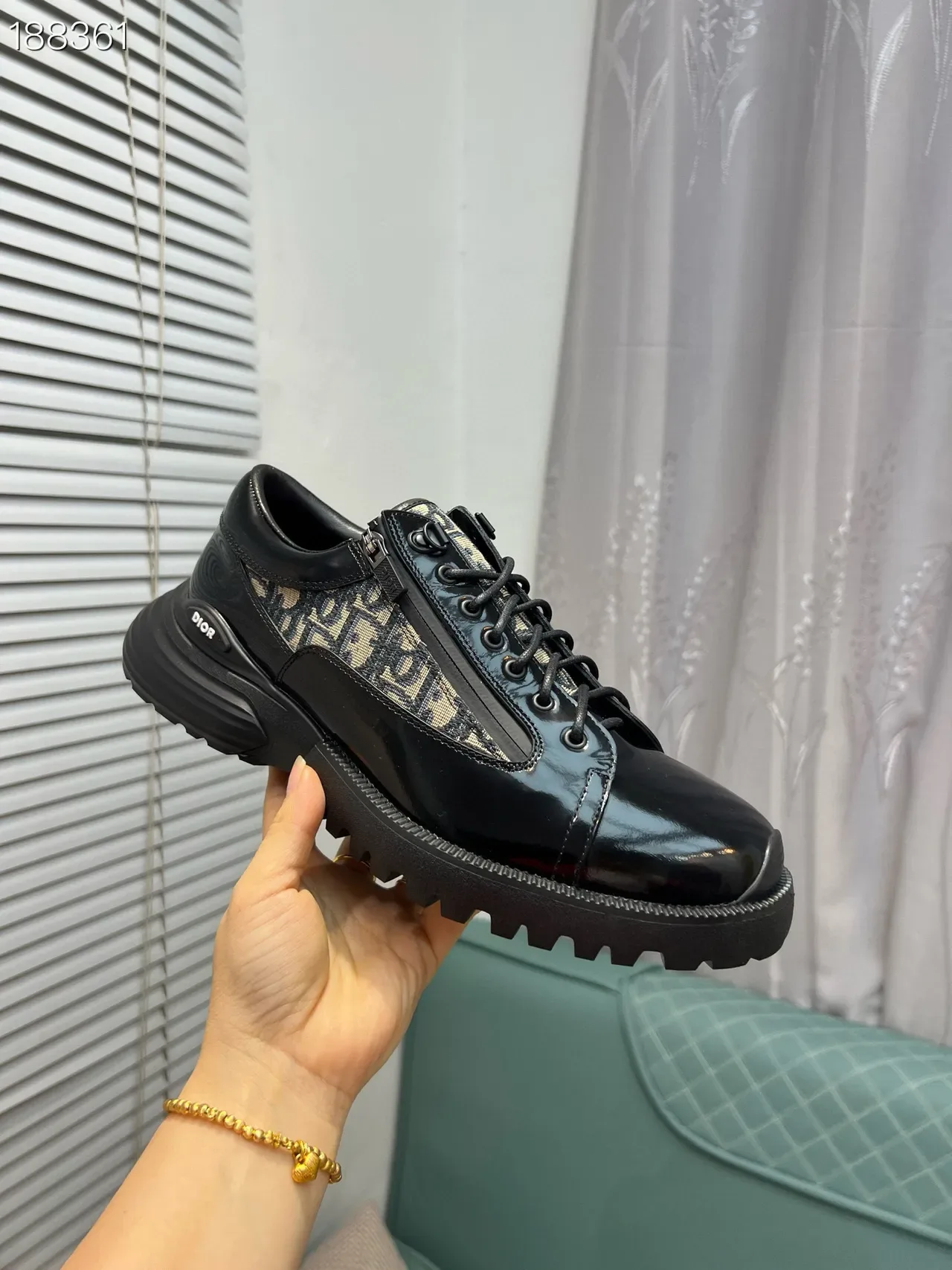 Dior Cuir verni noir beige capuchon d'orteil panneau monogramme oblique sneakers lifestyle 6