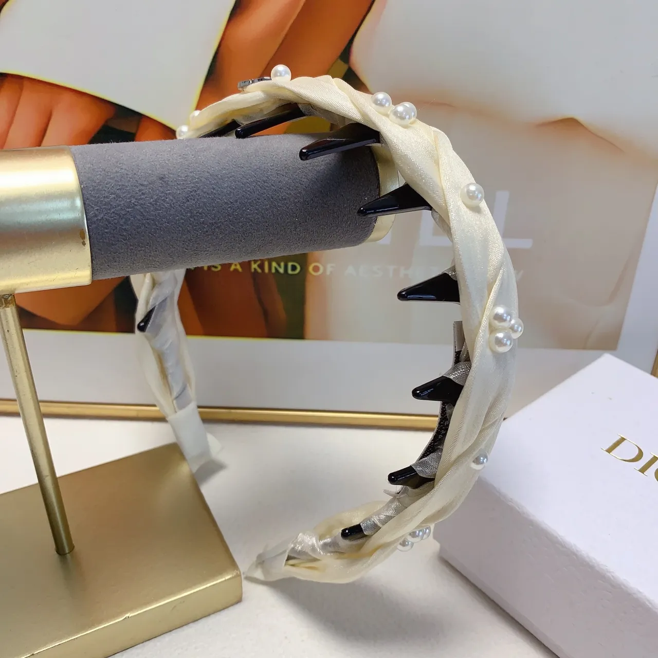 Dior أسود بيج شريط ملتوي مطرز باللؤلؤ مجوهرات 5