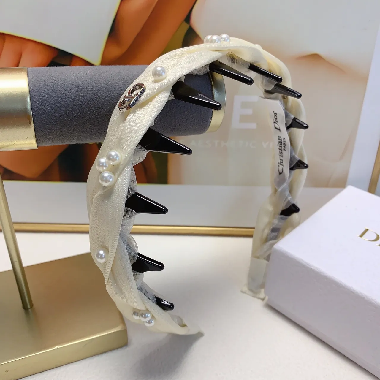 Dior أسود بيج شريط ملتوي مطرز باللؤلؤ مجوهرات 6