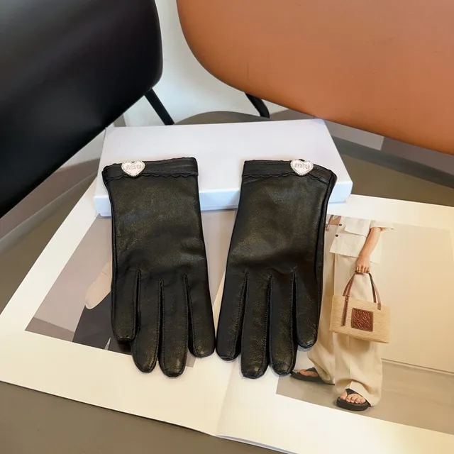 Dior Black White Smooth Heart-Shaped Pearl Embellishment Leather Gloves 7
