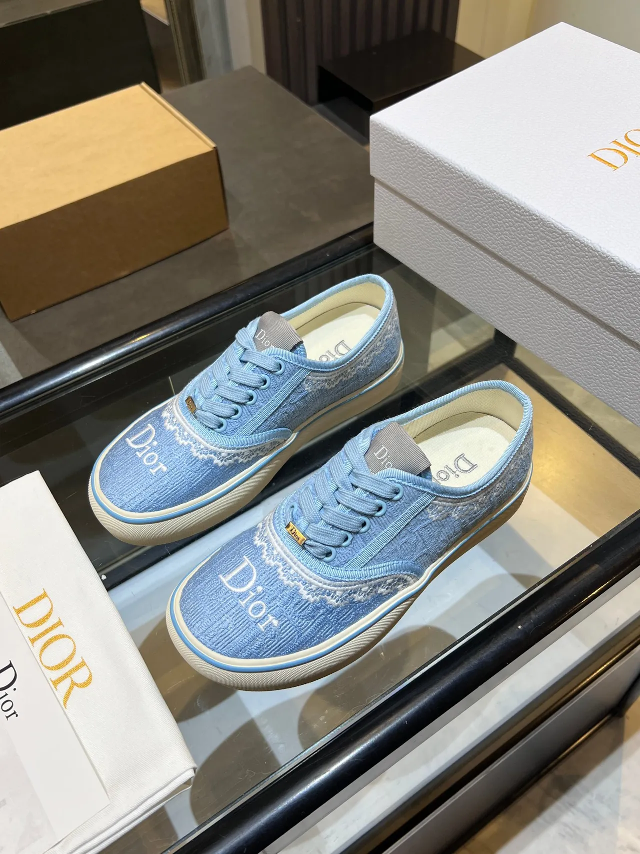 Dior Chaussures Lifestyle Bleu Blanc Clair en Tissu Jacquard Textile Haut Broderie Dentelle 2