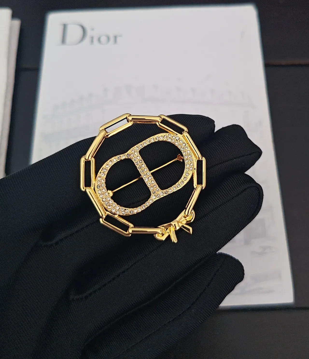 Dior金色水晶CD图案链条胸针 4