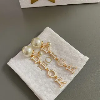 Dior boucles d'oreilles en métal blanc avec charms d'émail de lettres dorées