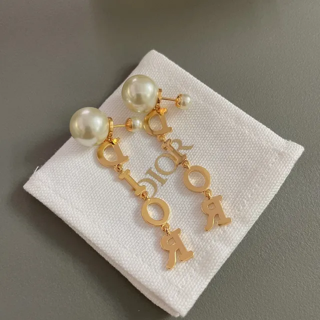 Dior boucles d'oreilles en métal blanc avec charms d'émail de lettres dorées 2