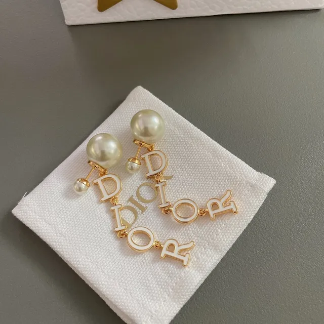 Dior boucles d'oreilles en métal blanc avec charms d'émail de lettres dorées 3