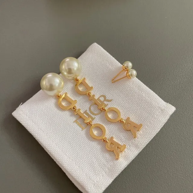 Dior boucles d'oreilles en métal blanc avec charms d'émail de lettres dorées 4