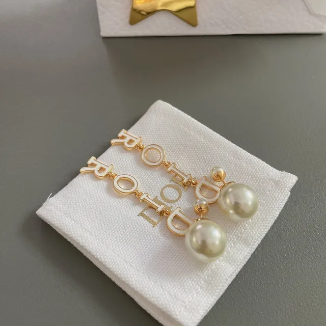 Dior boucles d'oreilles en métal blanc avec charms d'émail de lettres dorées 5