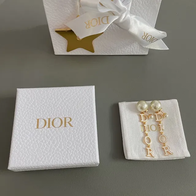 Dior boucles d'oreilles en métal blanc avec charms d'émail de lettres dorées 6