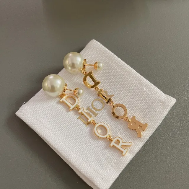 Dior boucles d'oreilles en métal blanc avec charms d'émail de lettres dorées 7