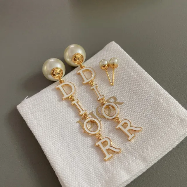 Dior boucles d'oreilles en métal blanc avec charms d'émail de lettres dorées 8
