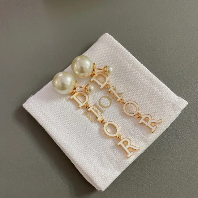 Dior boucles d'oreilles en métal blanc avec charms d'émail de lettres dorées 9