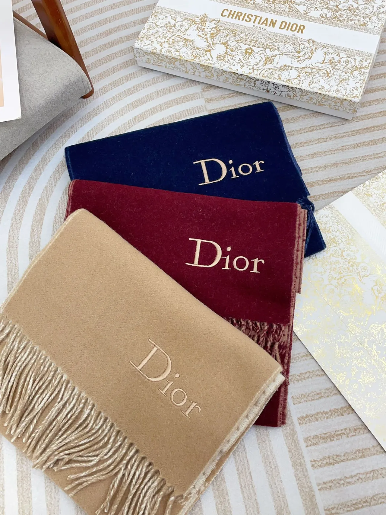 Dior হাউন্ডস্টুথ এবং সলিড বিজ ক্যাশমিয়ার স্কার্ফ 3