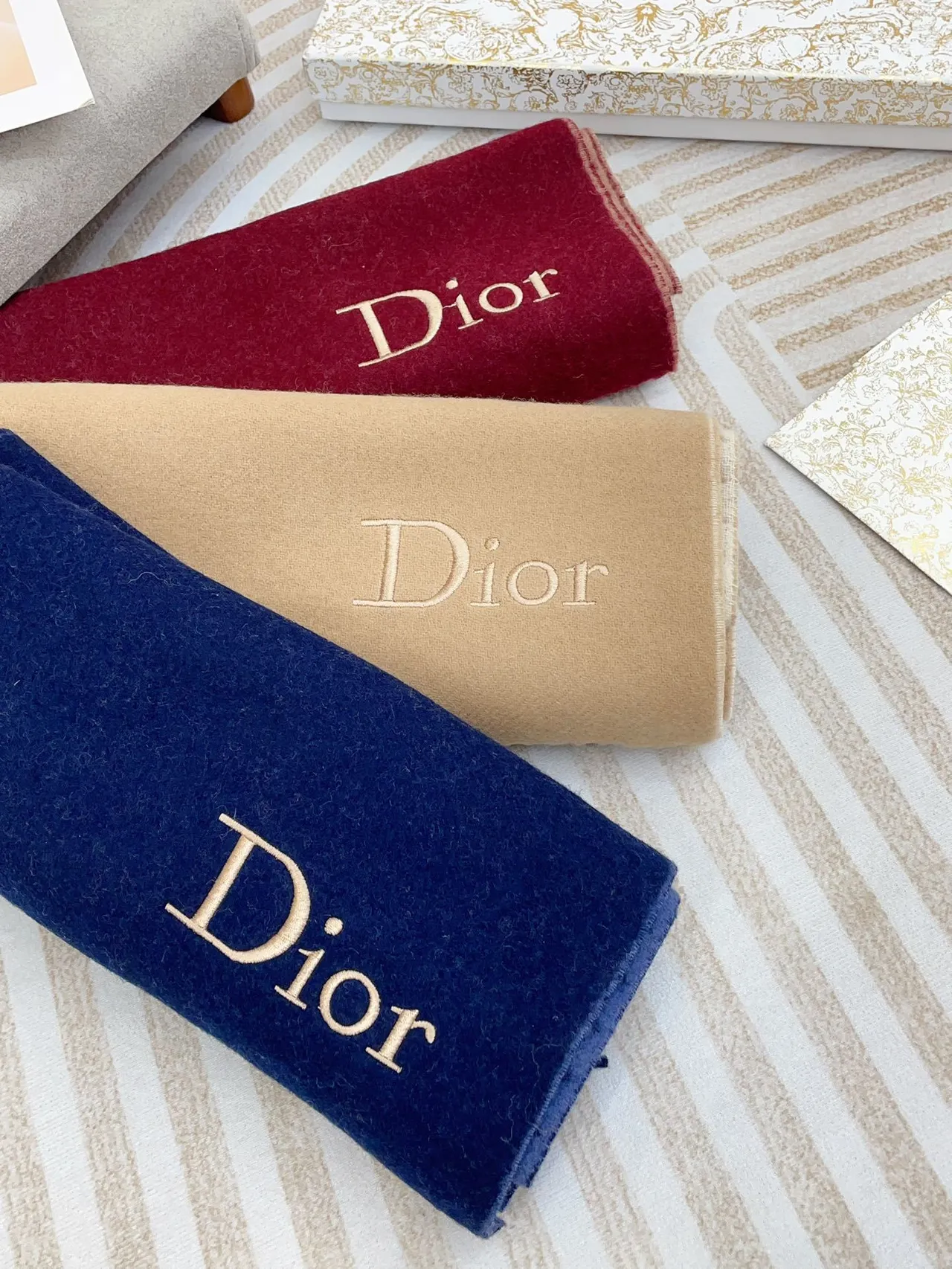 Dior হাউন্ডস্টুথ এবং সলিড বিজ ক্যাশমিয়ার স্কার্ফ 4