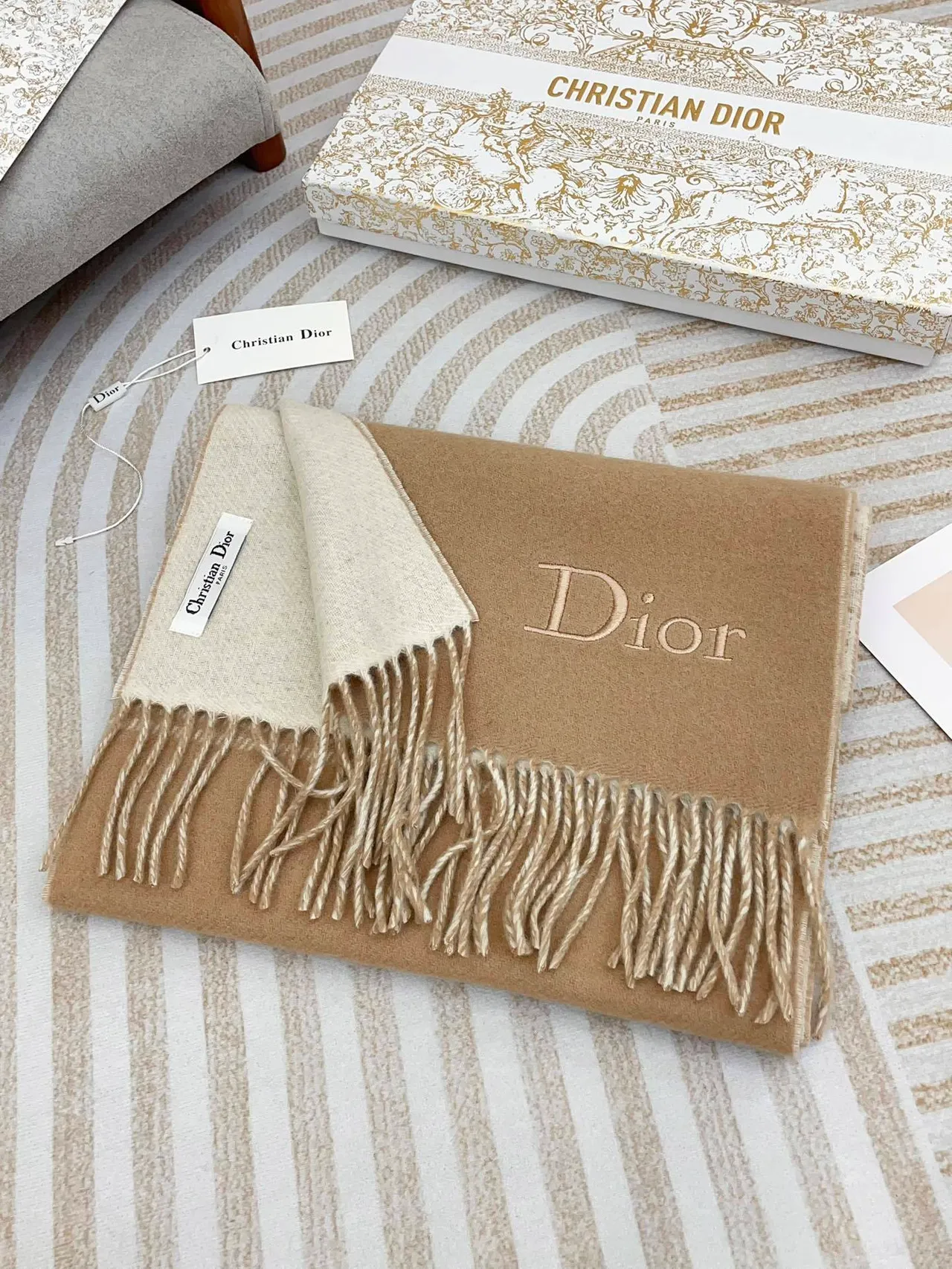 Dior হাউন্ডস্টুথ এবং সলিড বিজ ক্যাশমিয়ার স্কার্ফ 5