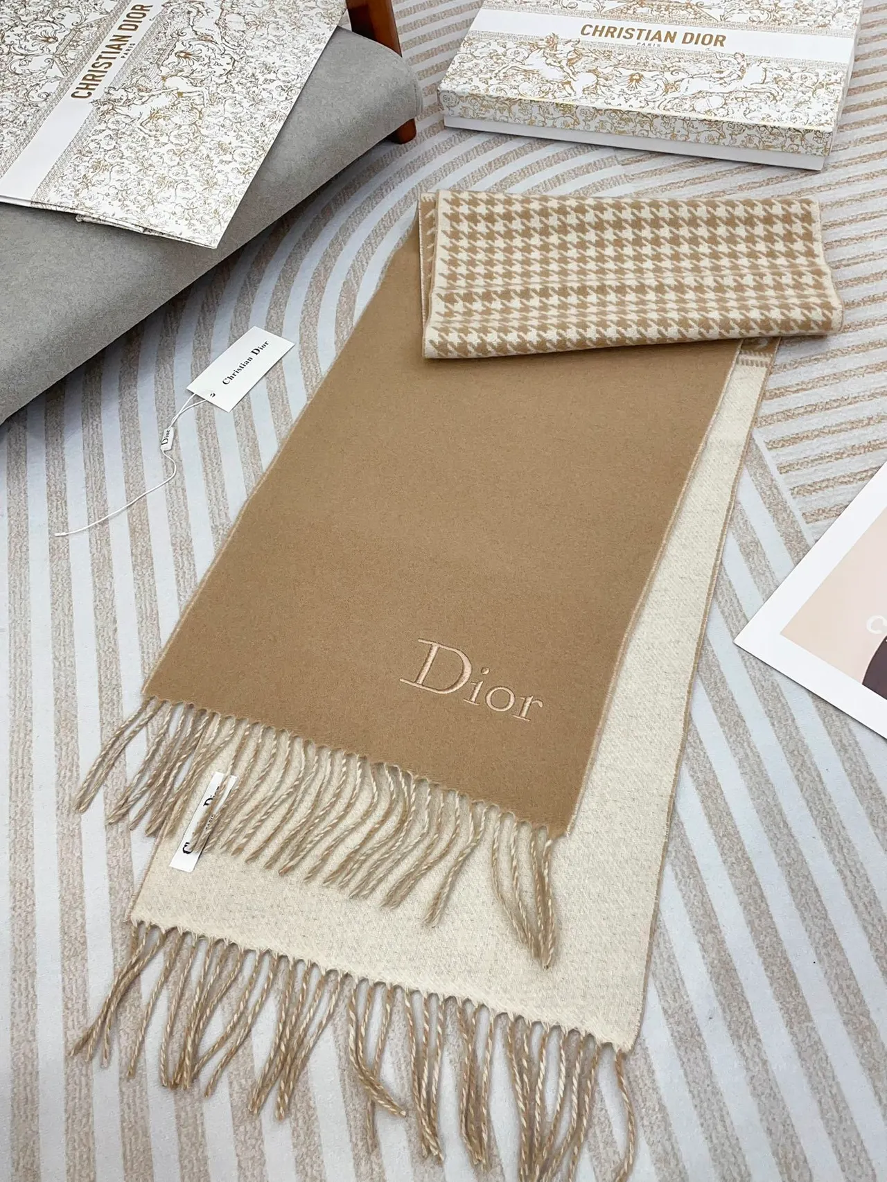 Dior হাউন্ডস্টুথ এবং সলিড বিজ ক্যাশমিয়ার স্কার্ফ 6