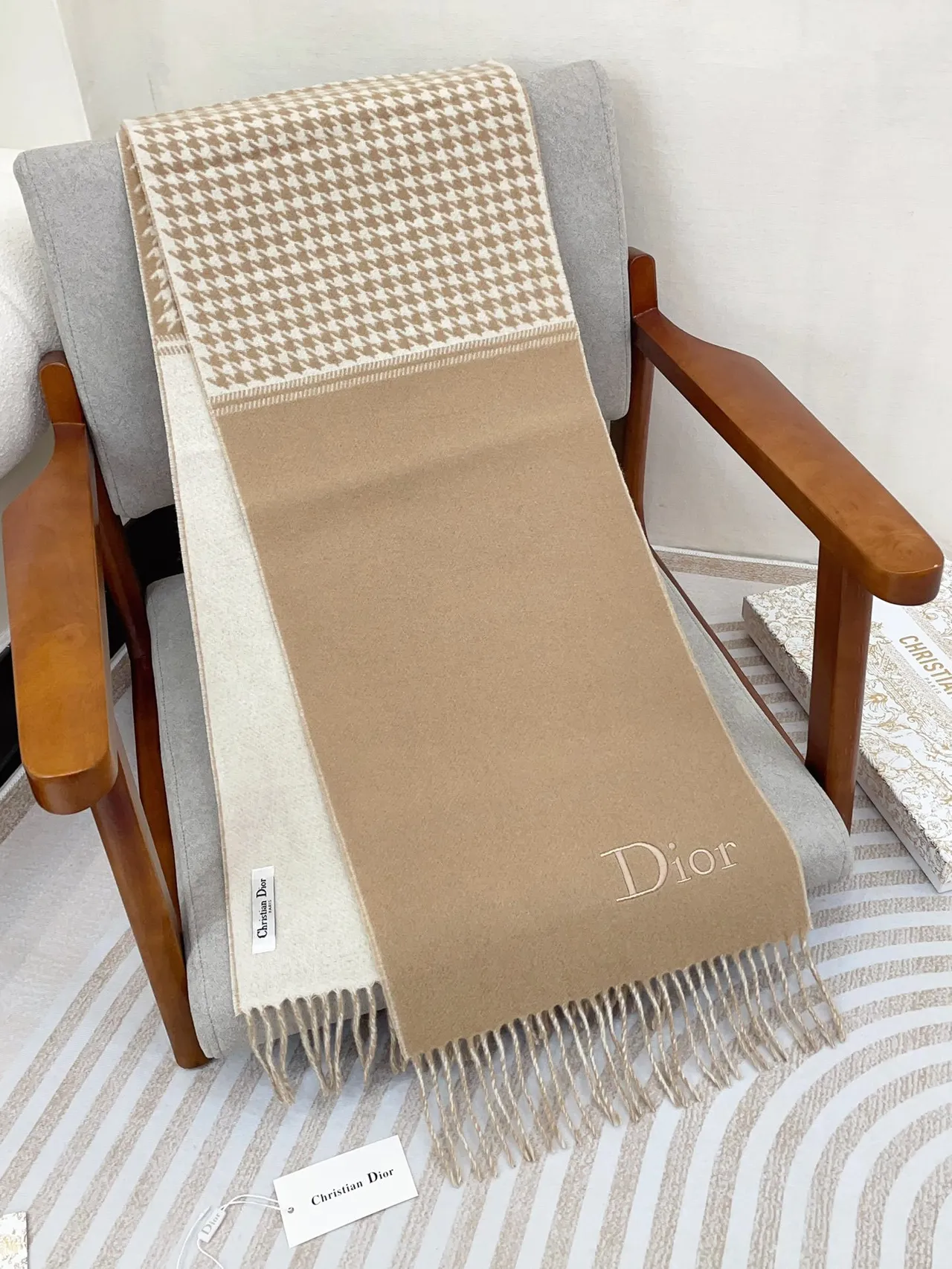 Dior হাউন্ডস্টুথ এবং সলিড বিজ ক্যাশমিয়ার স্কার্ফ 7