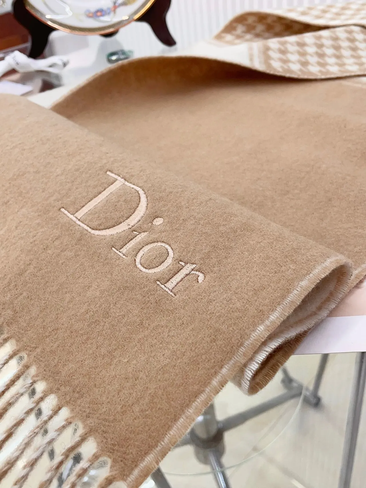 Dior হাউন্ডস্টুথ এবং সলিড বিজ ক্যাশমিয়ার স্কার্ফ 8