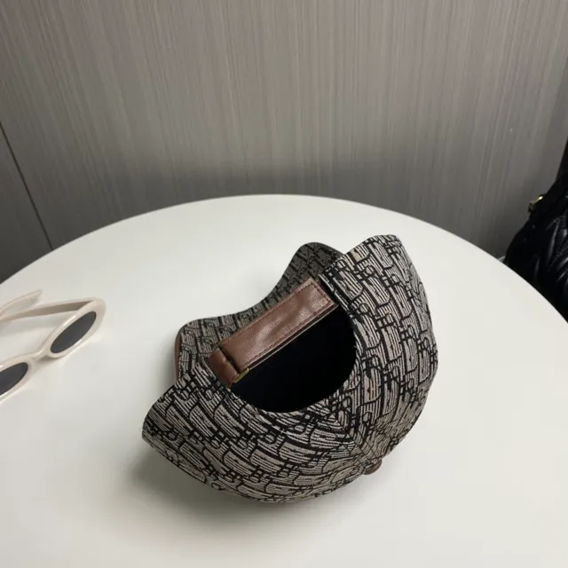 Dior Oblique Monogram 棕色皮革帽檐棒球帽 4