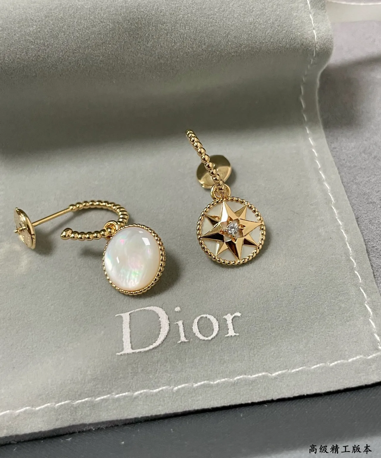Dior Rose des Vents Brincos pendentes de madrepérola de tom dourado em forma de estrela 2