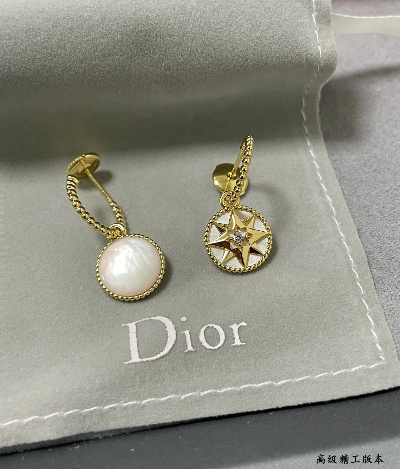Dior Rose des Vents Brincos pendentes de madrepérola de tom dourado em forma de estrela 3