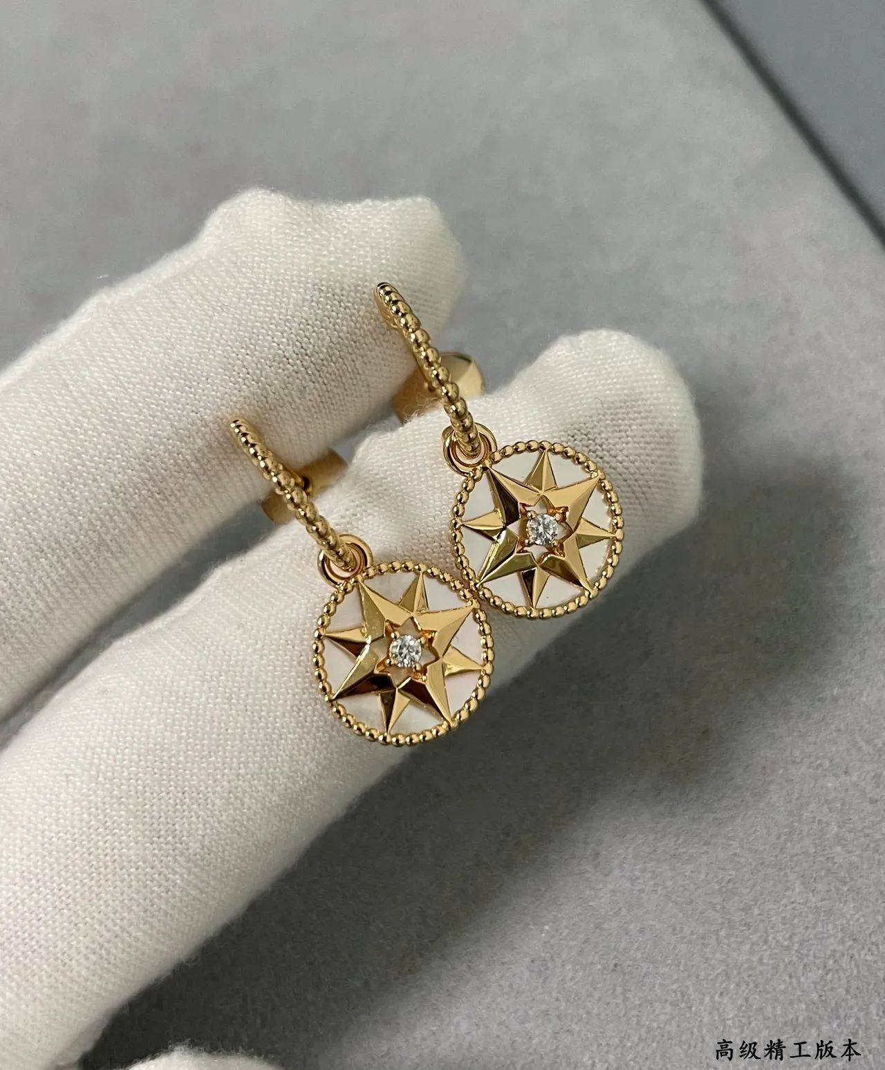 Dior Rose des Vents Brincos pendentes de madrepérola de tom dourado em forma de estrela 5