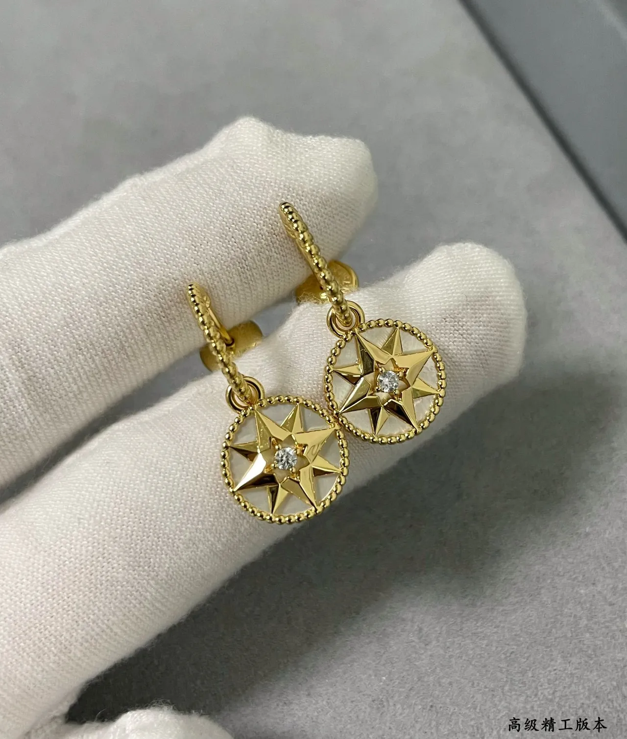 Dior Rose des Vents Brincos pendentes de madrepérola de tom dourado em forma de estrela 6