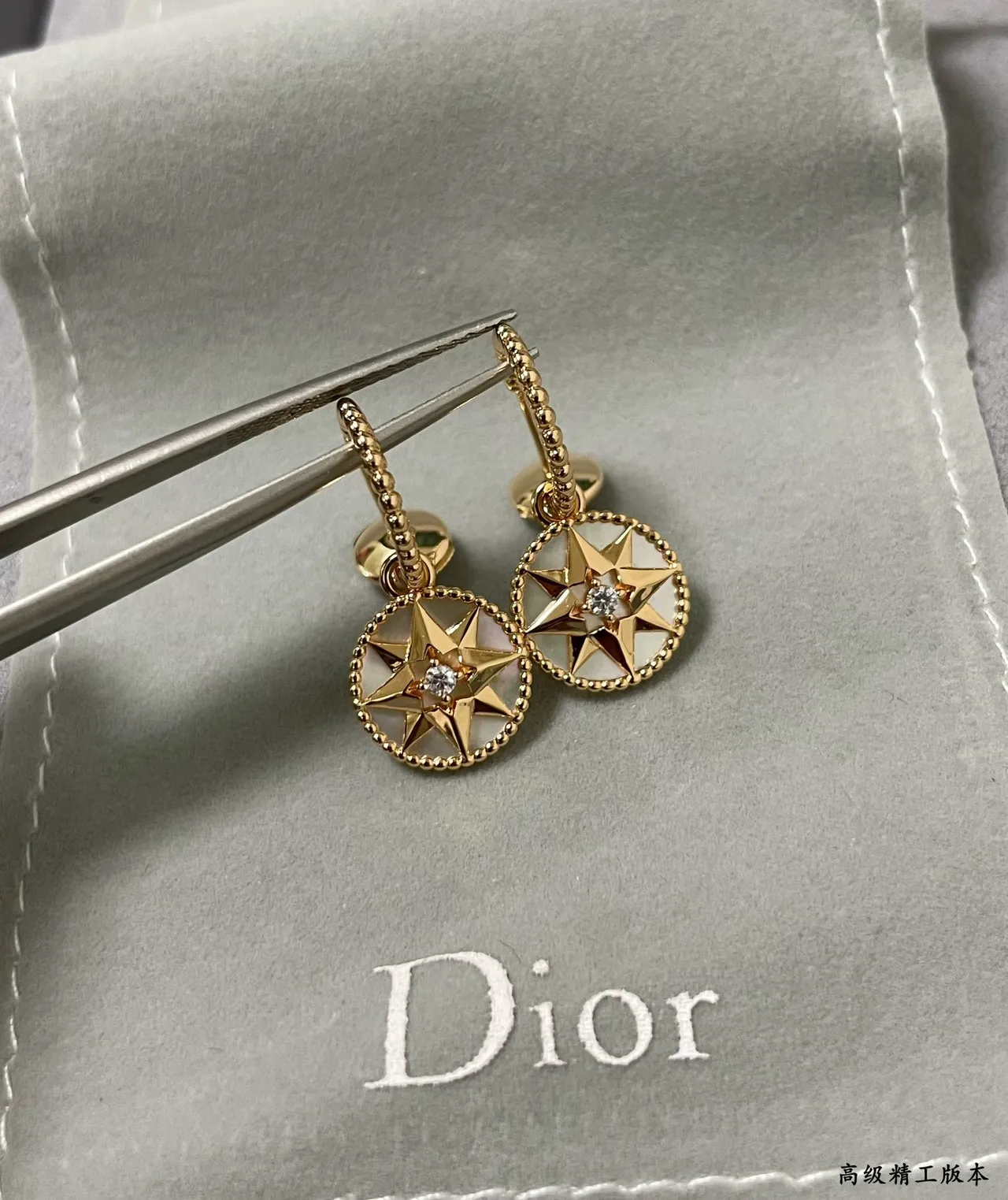 Dior Rose des Vents Brincos pendentes de madrepérola de tom dourado em forma de estrela 7