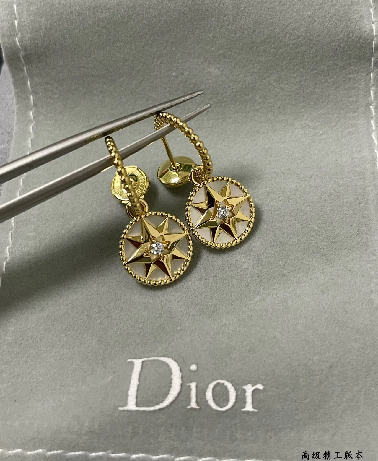 Dior Rose des Vents Brincos pendentes de madrepérola de tom dourado em forma de estrela 8