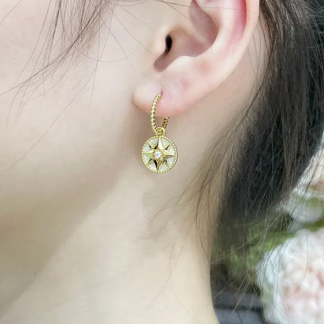 Dior Rose des Vents Brincos pendentes de madrepérola de tom dourado em forma de estrela 9
