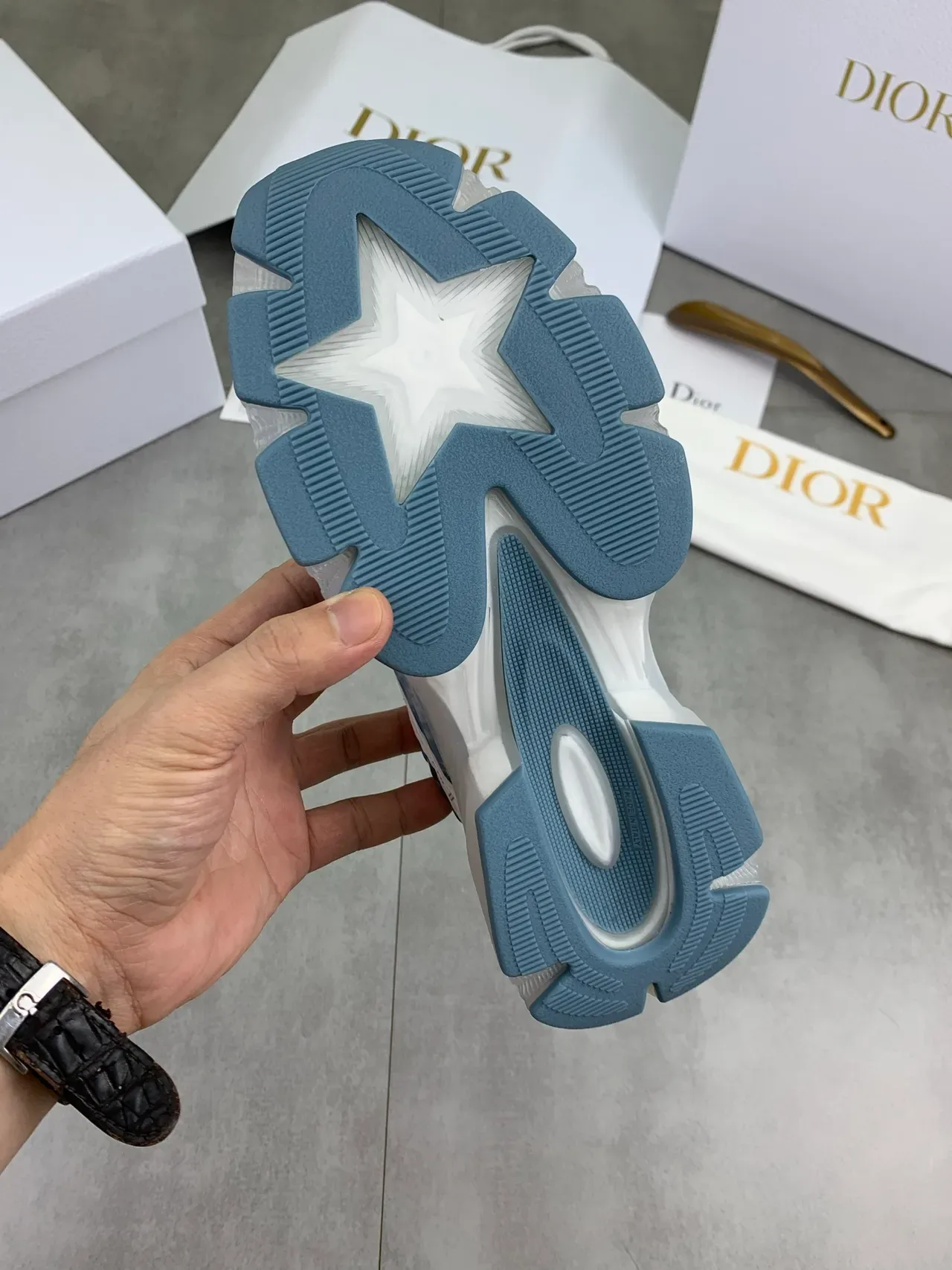 Dior Sneakers Chunky Semelle Bleue Midsole Transparente Blanche 3