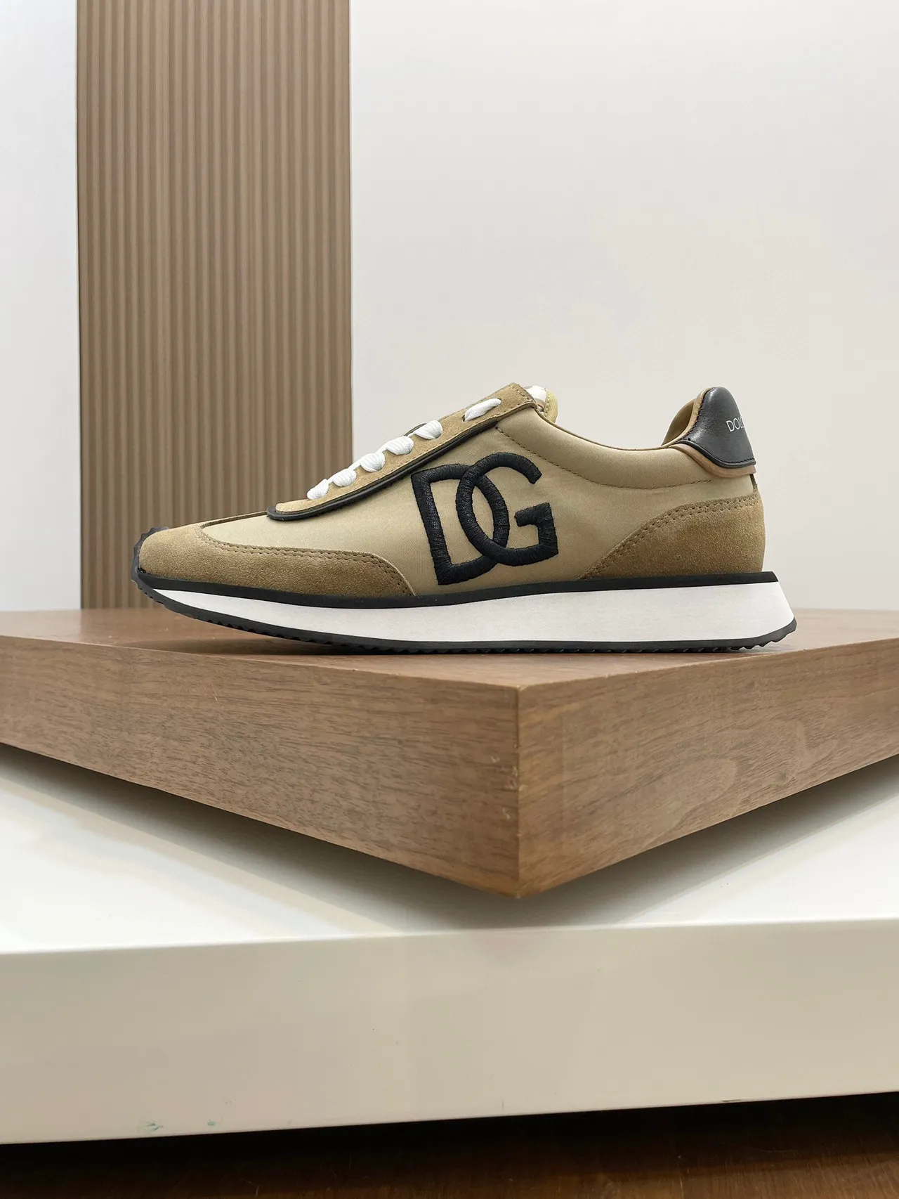 Dolce & Gabbana Portofino Beige Negro Retro Runner Silhouette Ante y Paneles Textiles Lifestyle Sneakers 5