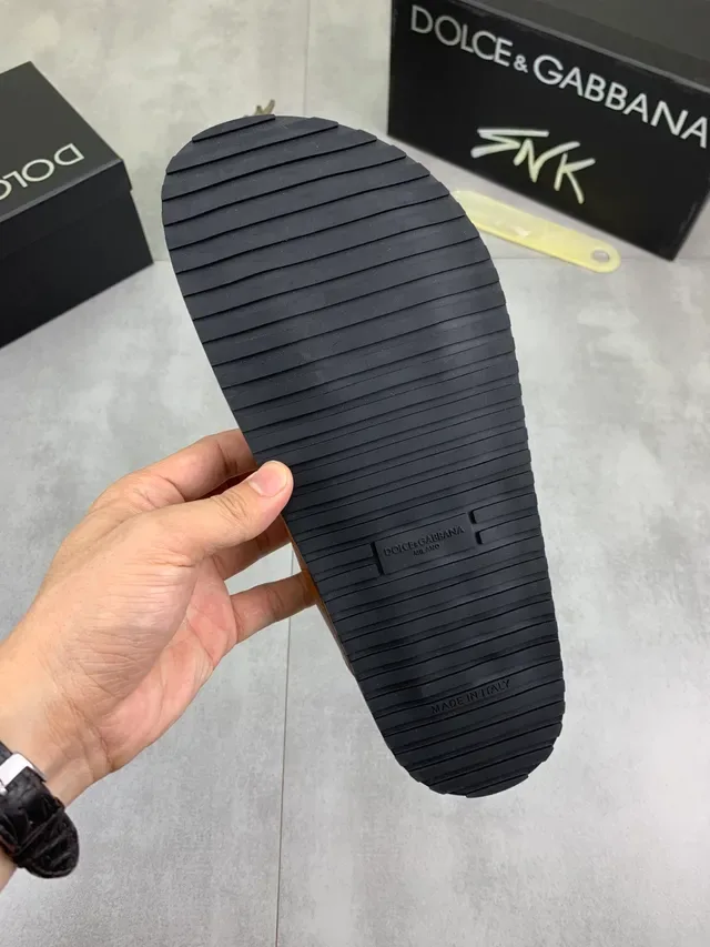 Dolce & Gabbana Portofino Sandales Marron Noir Cuir Texturé à Deux Brides Glissantes 2