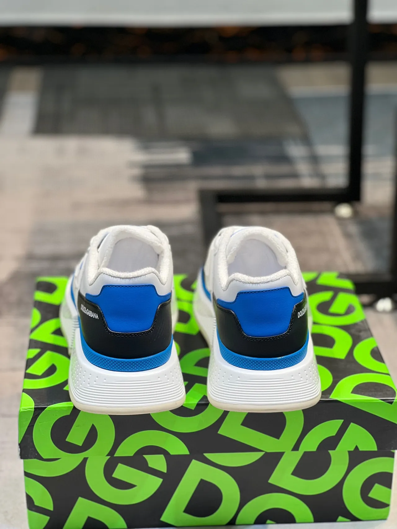 Dolce & Gabbana Blanco Azul Construcción de Múltiples Paneles Cierre de Correa Ancha Zapatillas 2