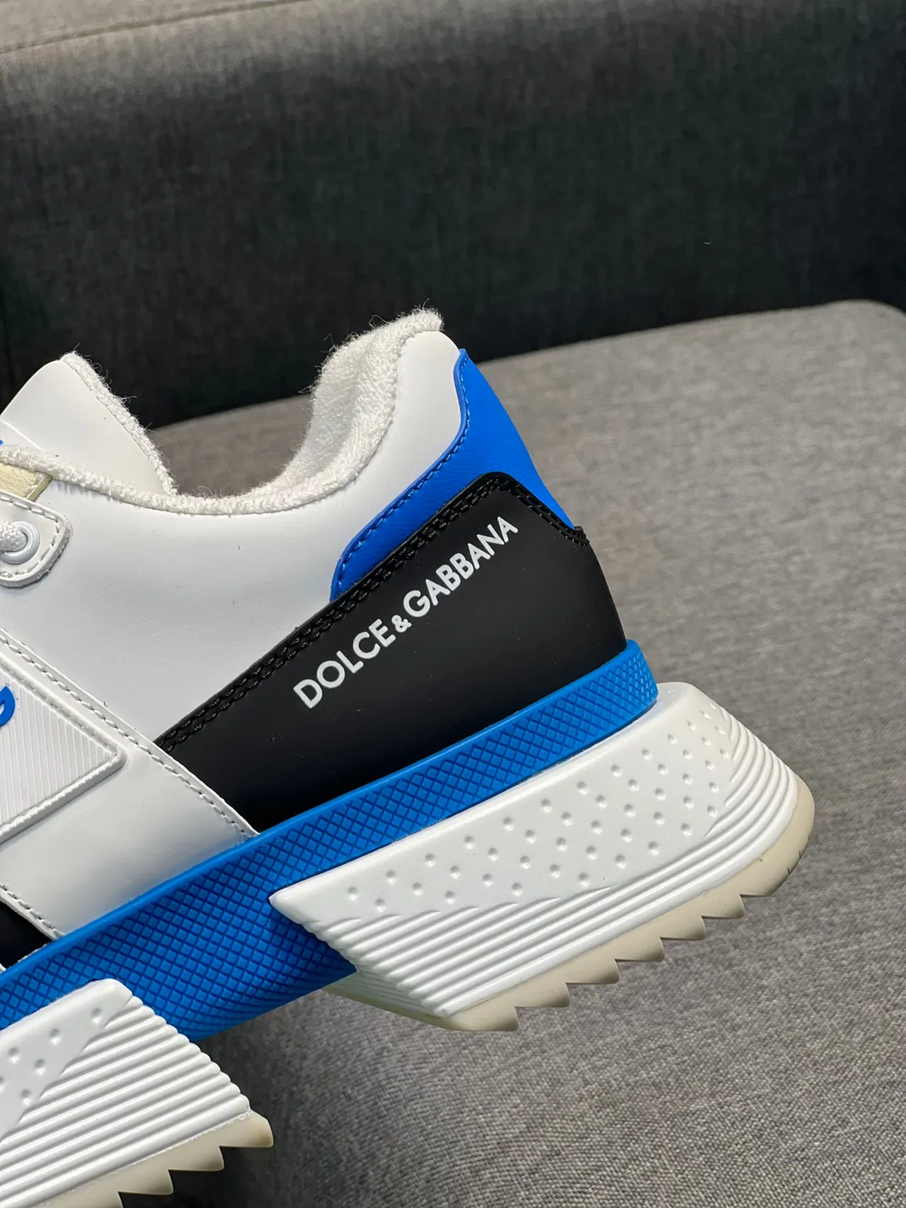 Dolce & Gabbana Blanco Azul Construcción de Múltiples Paneles Cierre de Correa Ancha Zapatillas 8