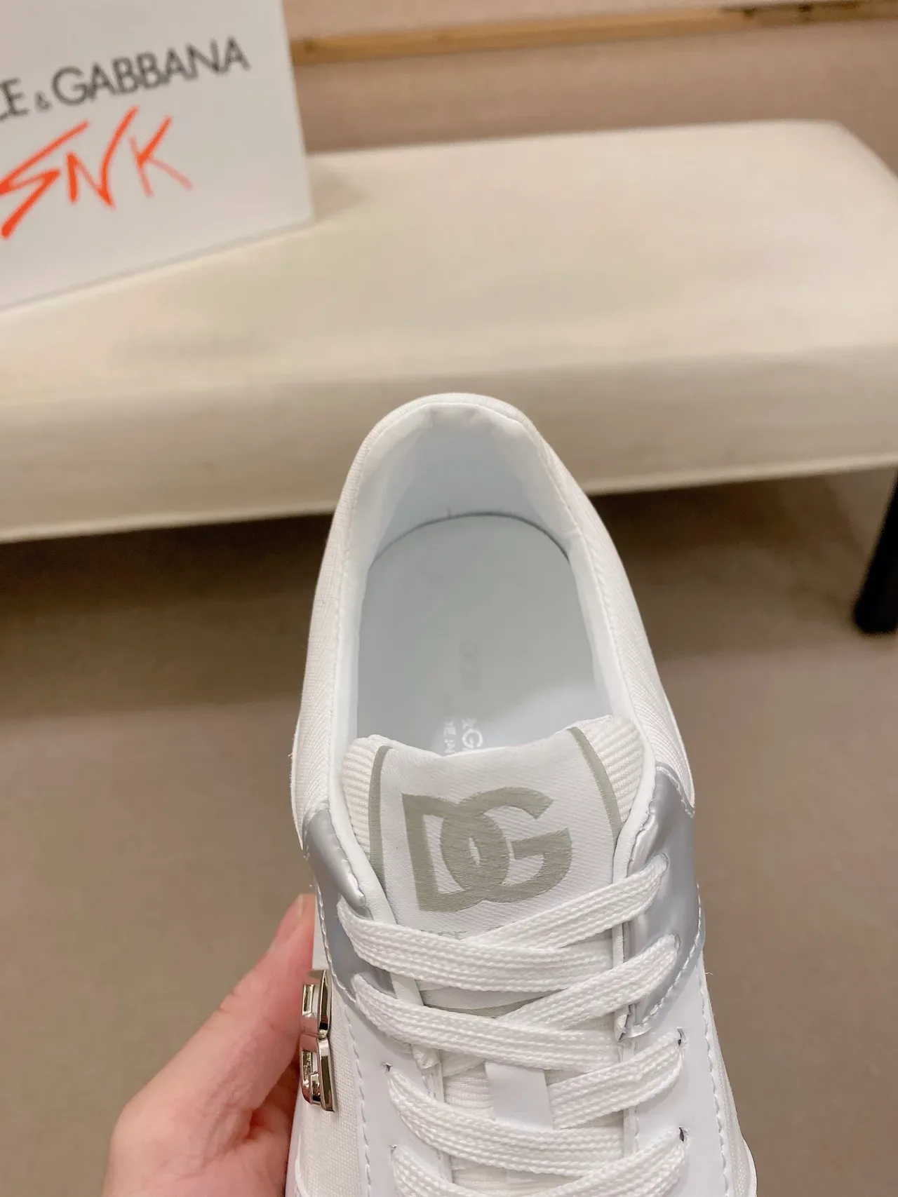 Dolce & Gabbana সাদা লাল চামড়া এবং টেক্সটাইল উপর ধাতব রূপালী সাইড প্যানেল লাইফস্টাইল স্নিকার 4