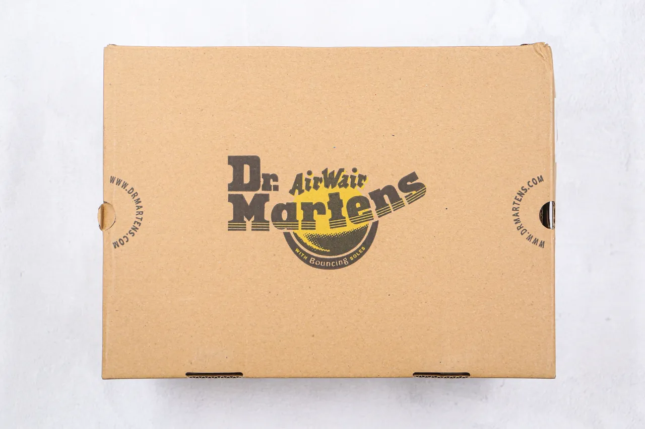 Dr. Martens 1460 Bottes Martin Cuir Noir Lisse Couture Jaune 2