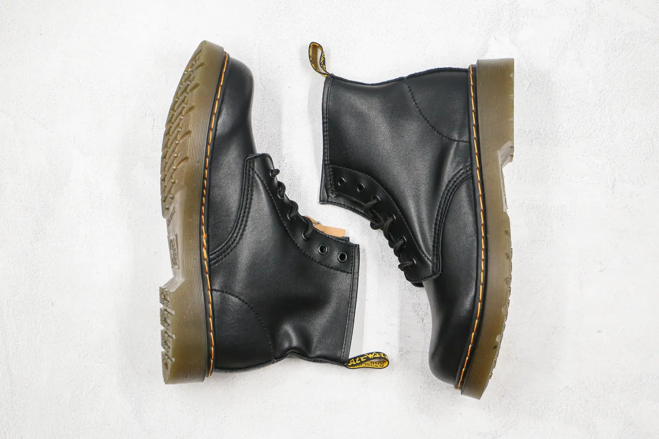 Dr. Martens 1460 Bottes Martin Cuir Noir Lisse Couture Jaune 3