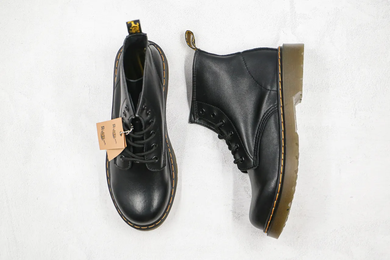 Dr. Martens 1460 Bottes Martin Cuir Noir Lisse Couture Jaune 4