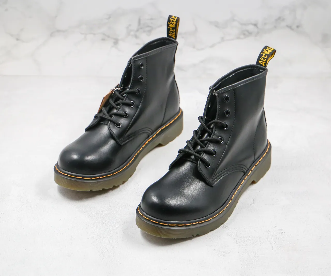 Dr. Martens 1460 Bottes Martin Cuir Noir Lisse Couture Jaune 5