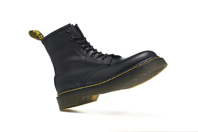 Dr. Martens 1460 काला स्मूथ लेदर पीला स्टीच मार्टिन जूते 4