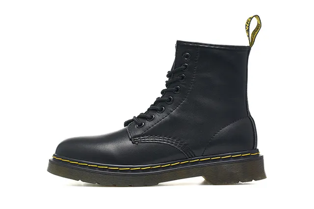 Dr. Martens 1460 काला स्मूथ लेदर पीला स्टीच मार्टिन जूते 7