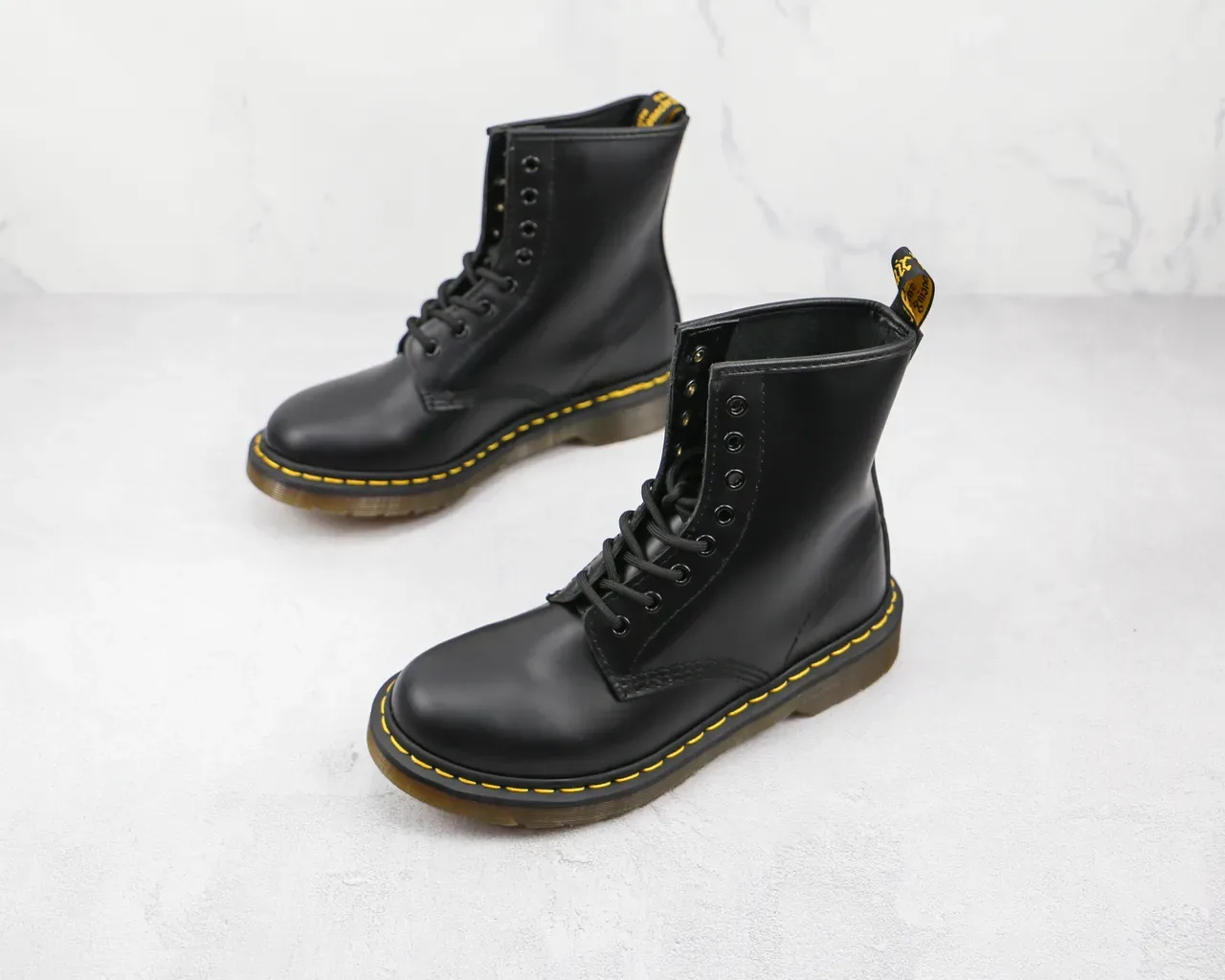 Botines Dr. Martens 1460 Cuir Noir Lisse Couture Jaune 7