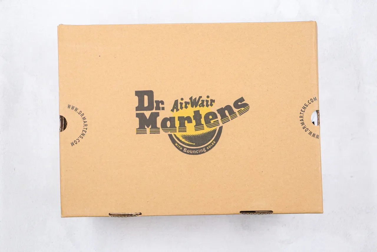 Dr. Martens Bottes de cheville à semelle plateforme noire jaune avec boucle en forme de cœur 3