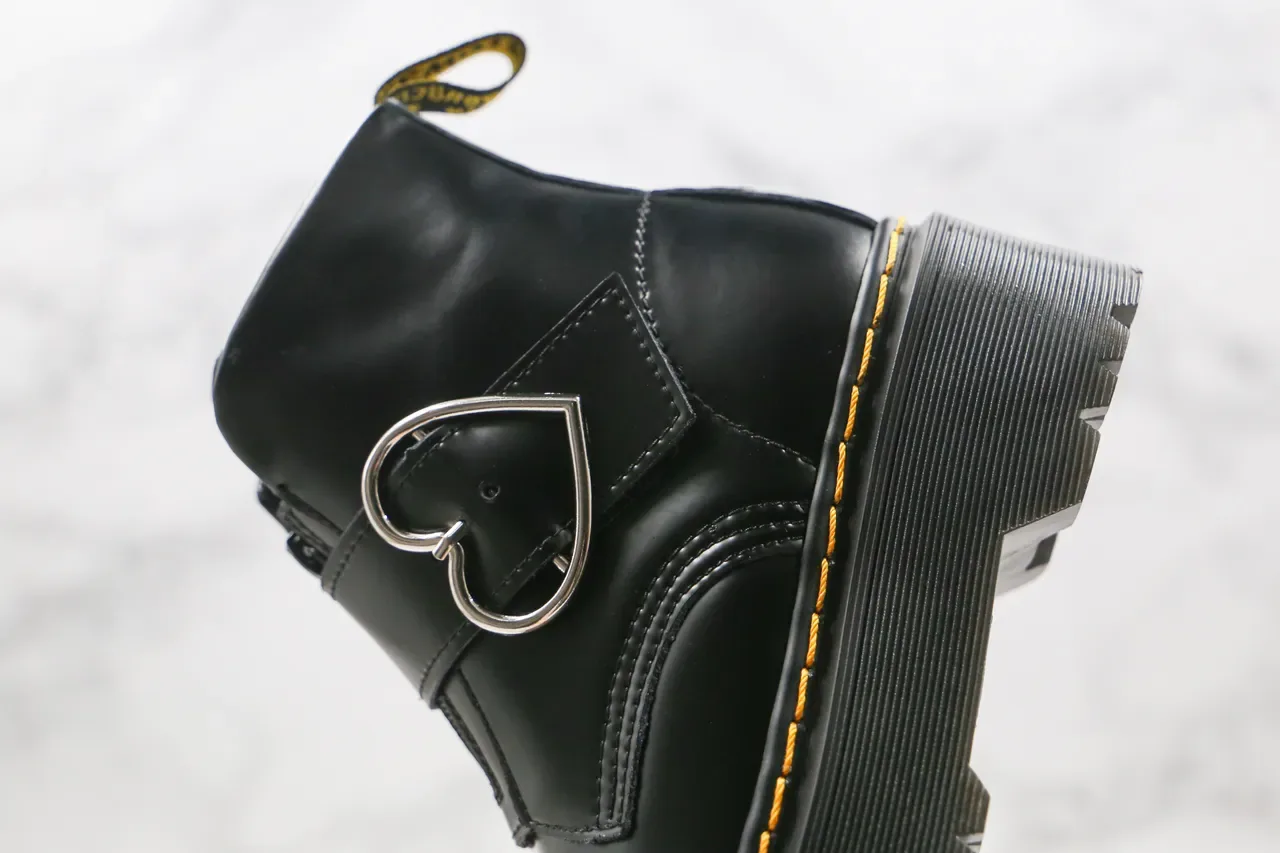 Dr. Martens Bottes de cheville à semelle plateforme noire jaune avec boucle en forme de cœur 4