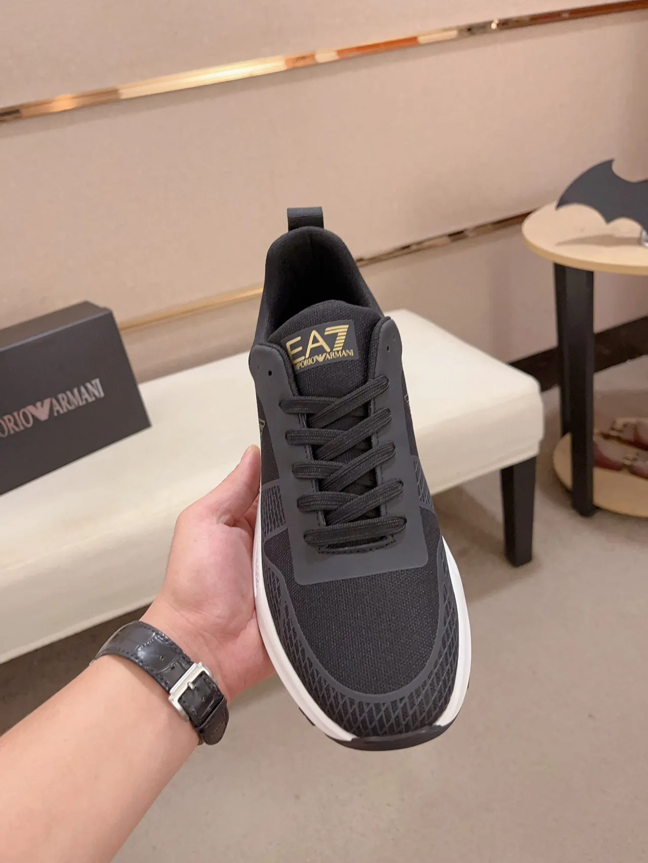Emporio Armani Chaussures Lifestyle Noir et Or, Upper en Maille et Synthétique, Semelle Intermédiaire Sculptée Blanche 2